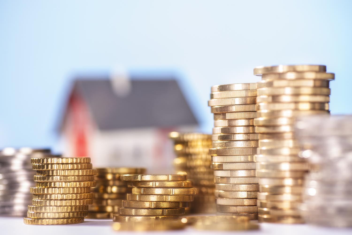 Billetera vacía Casa con monedas de oro