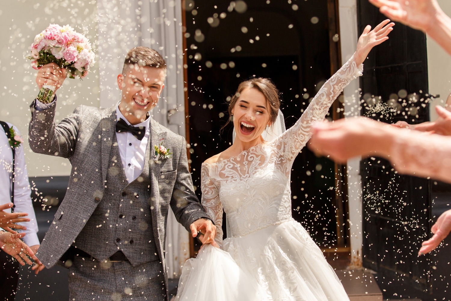 Novios felices en su boda